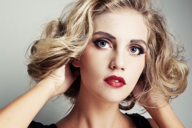 Güzel Sarışın Kadın