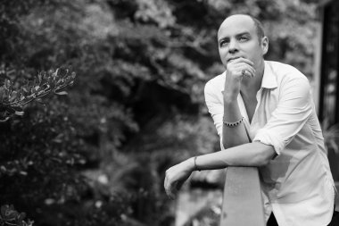 Balkonda dalgın adam