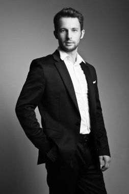 yakışıklı bir adam bir takım elbise