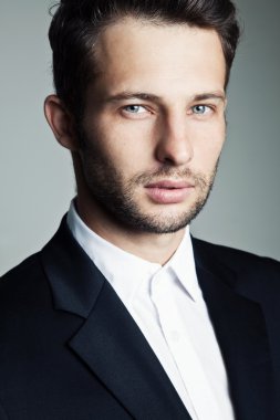 yakışıklı bir adam bir takım elbise