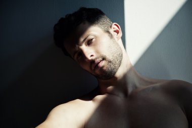 yakışıklı bir adam portresi