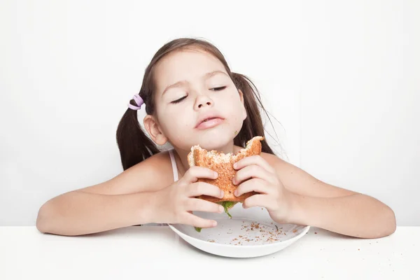 Chica comiendo un sándwich vegano — Foto de Stock