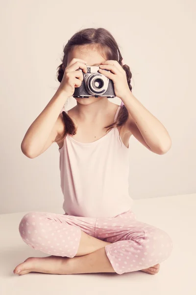 Girl with a film camera — Stock Photo, Image