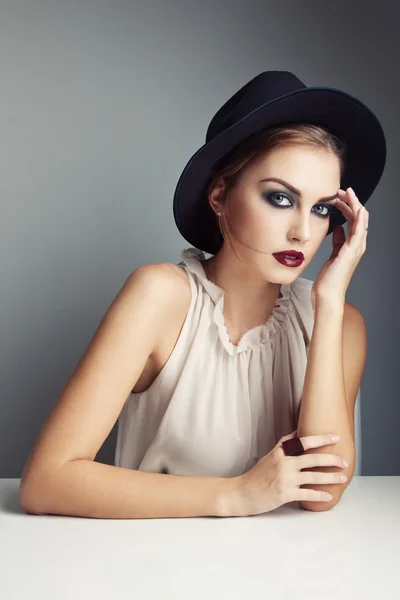 Retrato de una chica con sombrero — Foto de Stock