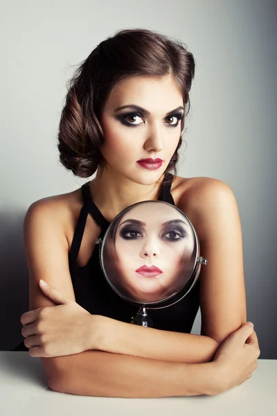 Schöne Frau mit Spiegel — Stockfoto