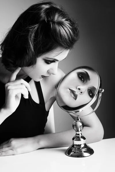 Belle femme avec miroir — Photo