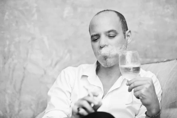 Hombre bebiendo vino y fumando — Foto de Stock