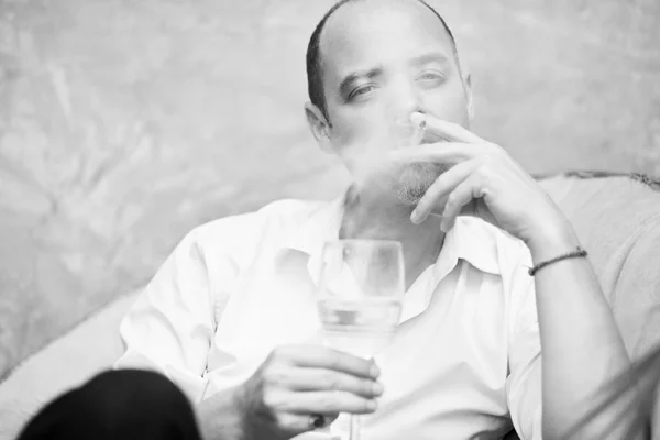Mann trinkt Wein und raucht — Stockfoto