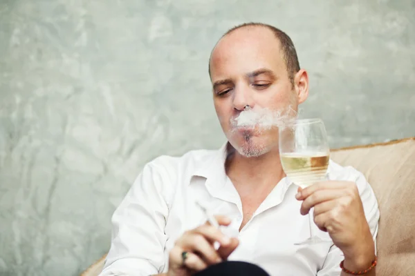 Homem bebendo vinho e fumando — Fotografia de Stock