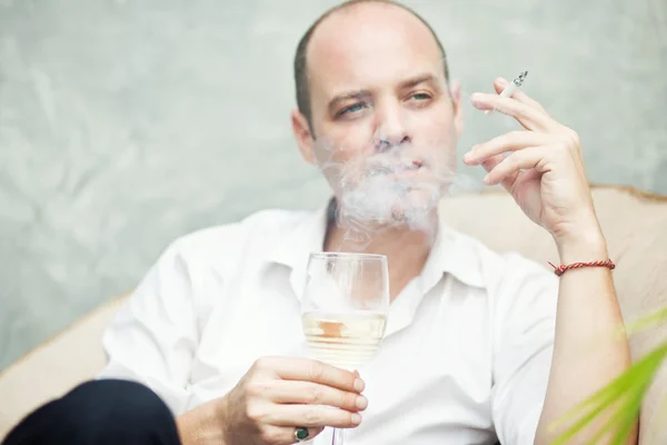 男子喝酒和吸烟 — 图库照片