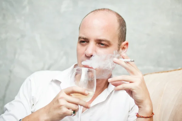 Manusia minum anggur dan merokok — Stok Foto