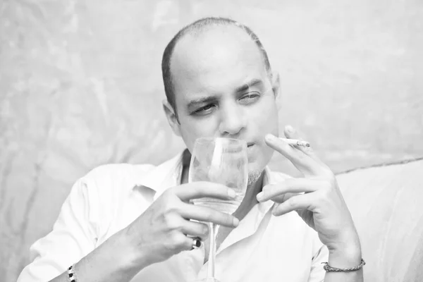 Homem bebendo vinho e fumando — Fotografia de Stock