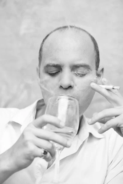 Homem bebendo vinho e fumando — Fotografia de Stock