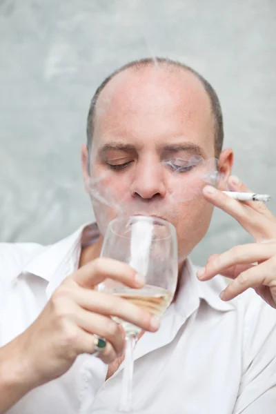 Hombre bebiendo vino y fumando —  Fotos de Stock