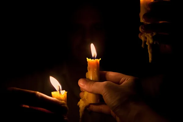 Svíčky v mužských rukou — Stock fotografie
