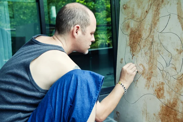 Artista masculino pintando un cuadro — Foto de Stock