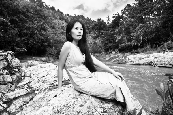 Asiatique femme dans nature — Photo