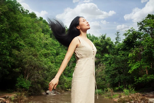 Asiatisk kvinna i naturen — Stockfoto