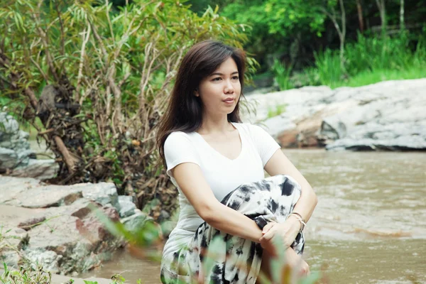 Asiatique jeune femme sur la nature — Photo