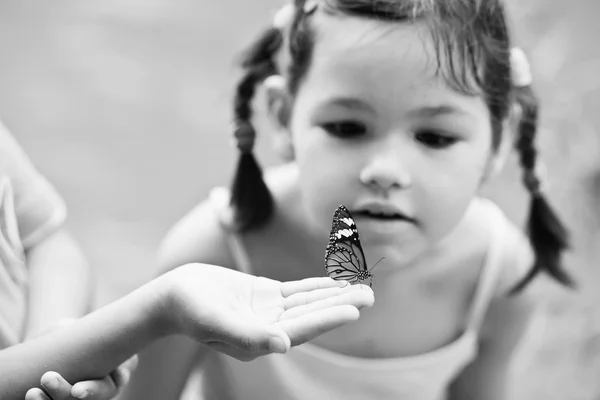 Holčička s motýl — Stock fotografie