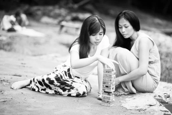 Mujeres jugando tablero juego — Foto de Stock