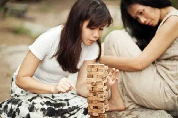 Femmes jouant jeu de société — Photo