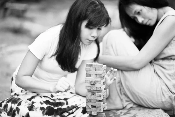 Ženy hrají stolní hra — Stock fotografie