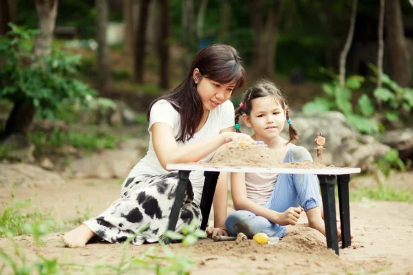 Mother and daughter on vacation — Stock Photo, Image