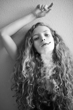 Sigaran genç kızla