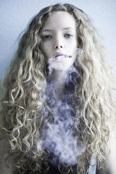 Jeune fille avec une cigarette — Photo