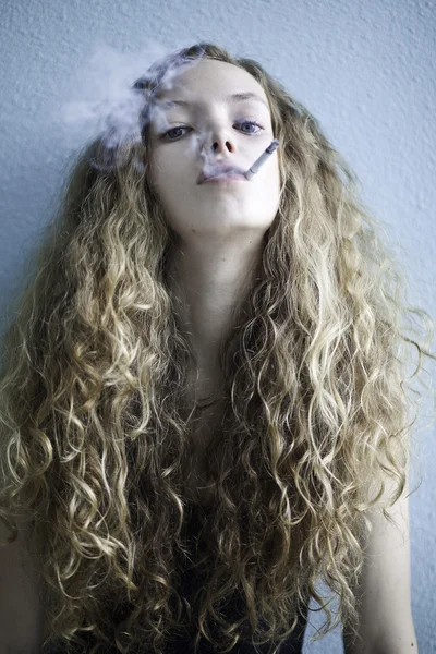 Young girl with a cigarette — Stock Photo, Image