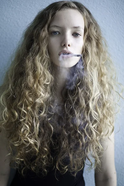 Jong meisje met een sigaret — Stockfoto