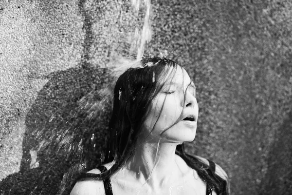 Dívka pod vodopádem — Stock fotografie