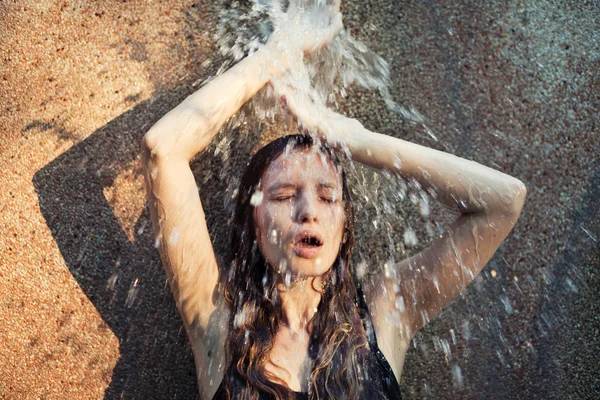 Chica bajo la cascada — Foto de Stock