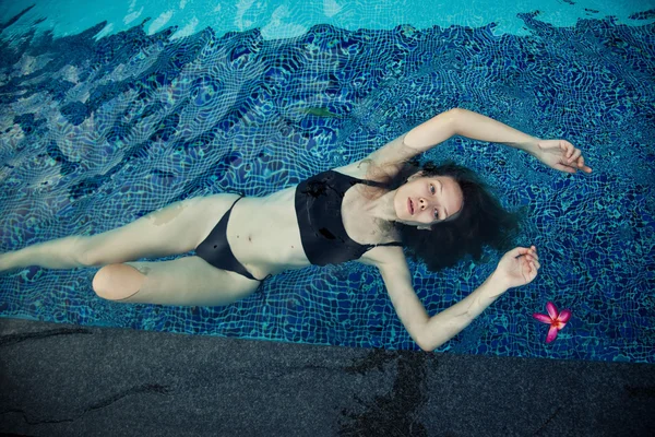 Kvinna avkopplande i poolen — Stockfoto