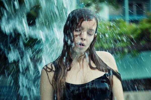 Girl splashing water — Stock Photo, Image