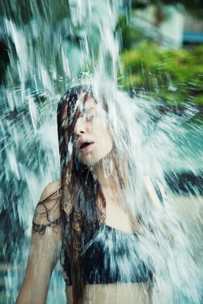 Chica salpicando agua — Foto de Stock