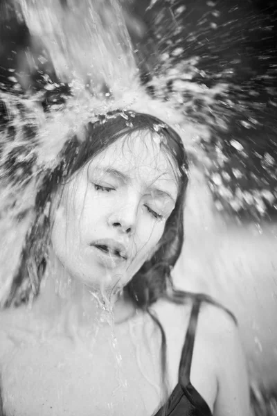 Mädchen planschen Wasser — Stockfoto