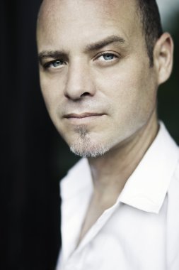 bir adam portresi kapatmak