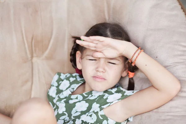 Niño descansando en una silla — Foto de Stock