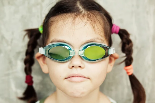 Kleine asiatische Mädchen in Schwimmbrille — Stockfoto