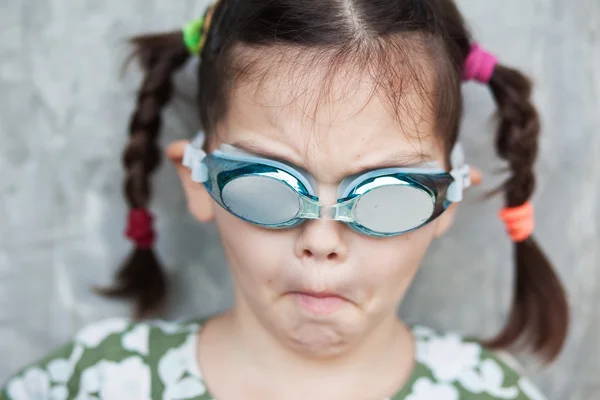 Piccola ragazza asiatica in occhiali da bagno — Foto Stock