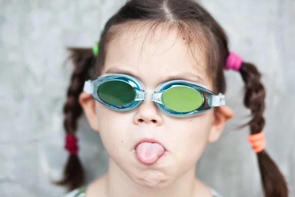 Gadis Asia kecil berkacamata renang — Stok Foto