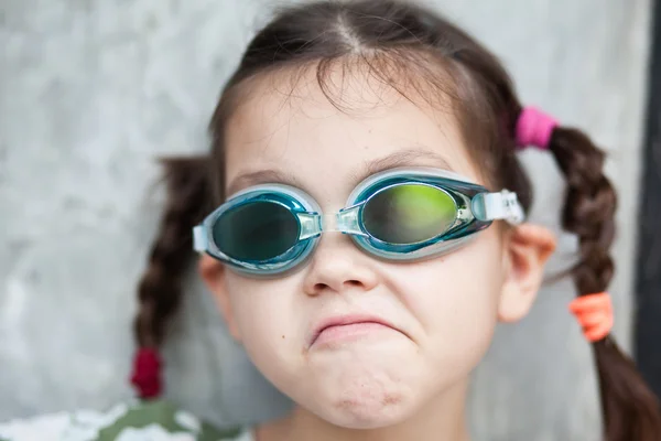 Pequeña chica asiática en gafas de baño — Foto de Stock