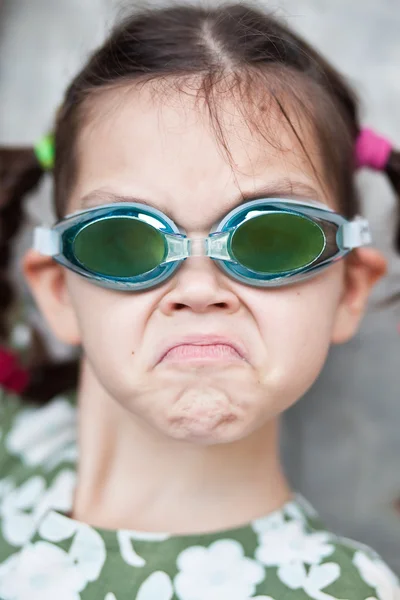 Kis-ázsiai lány úszás szemüvegek — Stock Fotó