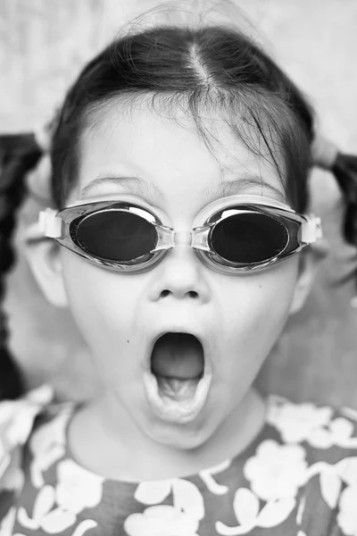 Mała dziewczynka azjatyckich pływania okulary — Zdjęcie stockowe
