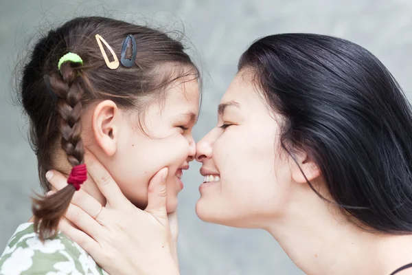 快乐的母亲和女儿 — 图库照片