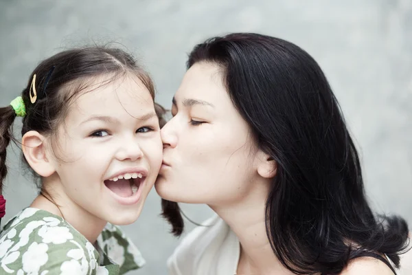 Mamma kysser dotter — Stockfoto