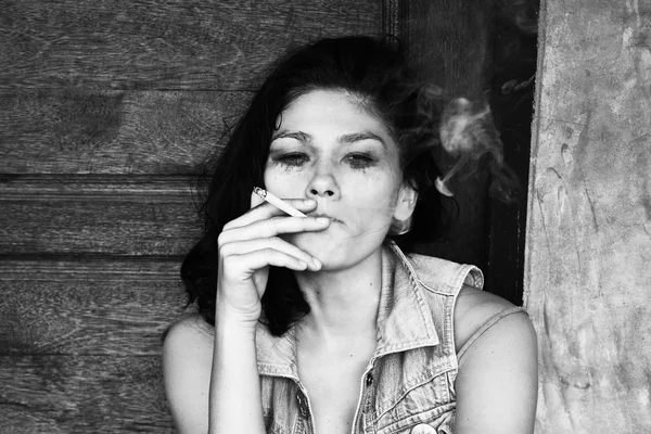 悲しい女性の喫煙と泣いています。 — ストック写真