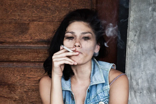 Сумна жінка курить і плаче — стокове фото